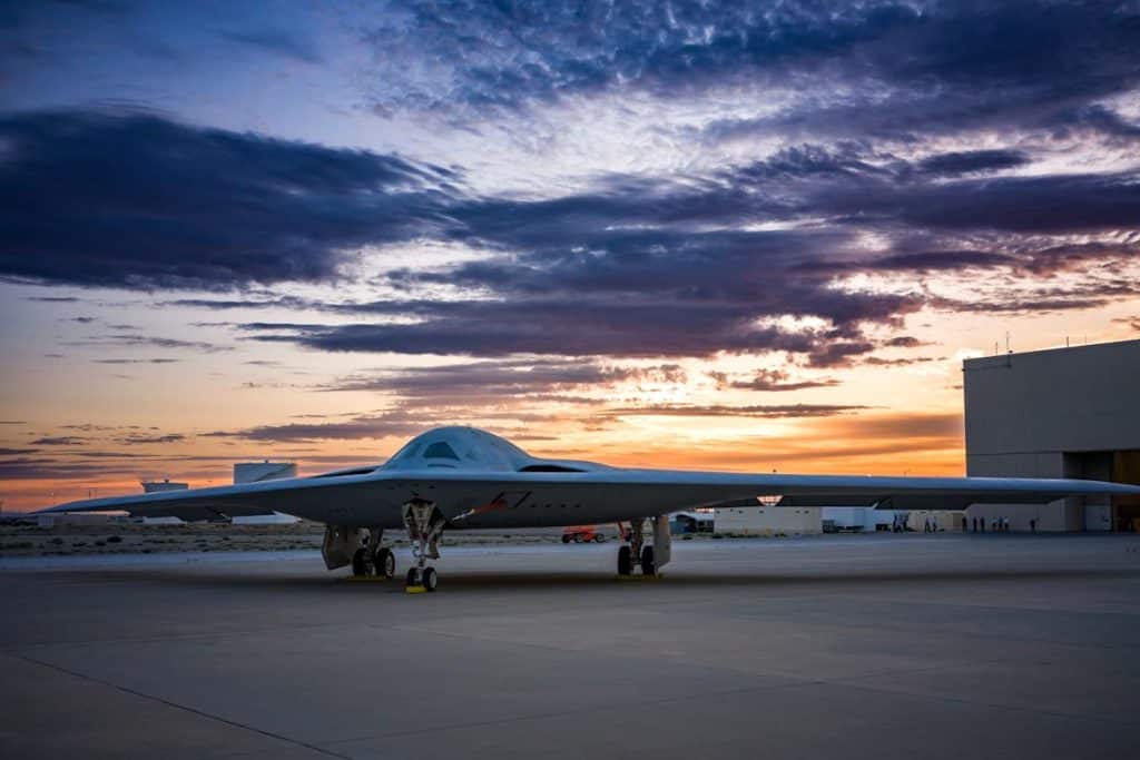 القاذفة B-21
